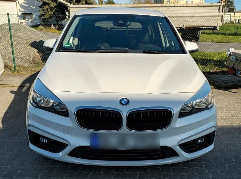 Weiß Gebraucht 2015 BMW 218 Gran Tourer Van / Kleinbus | 12.999 € (Superpreis) - Bild 1/4