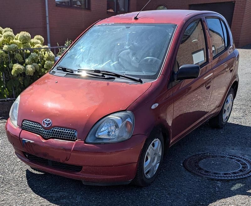 Rot Gebraucht 2000 Toyota Yaris Kleinwagen | 850 € (Guter Preis) - Bild 1/4