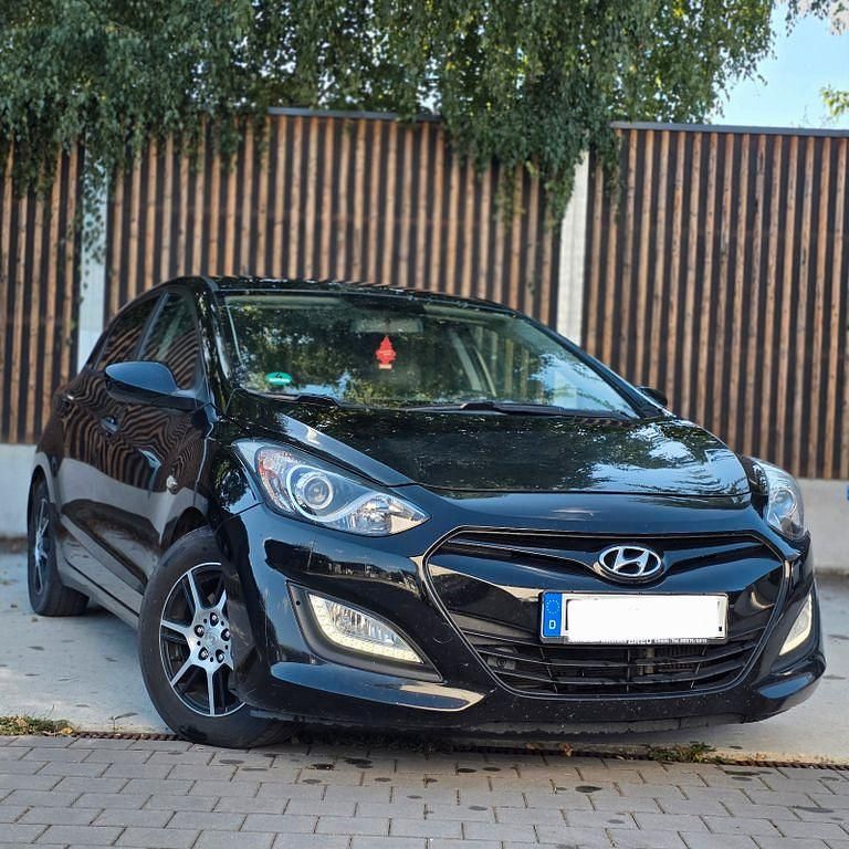 Schwarz Gebraucht 2012 Hyundai i30 Style Limousine | 6.000 € (Fairer Preis) - Bild 1/4