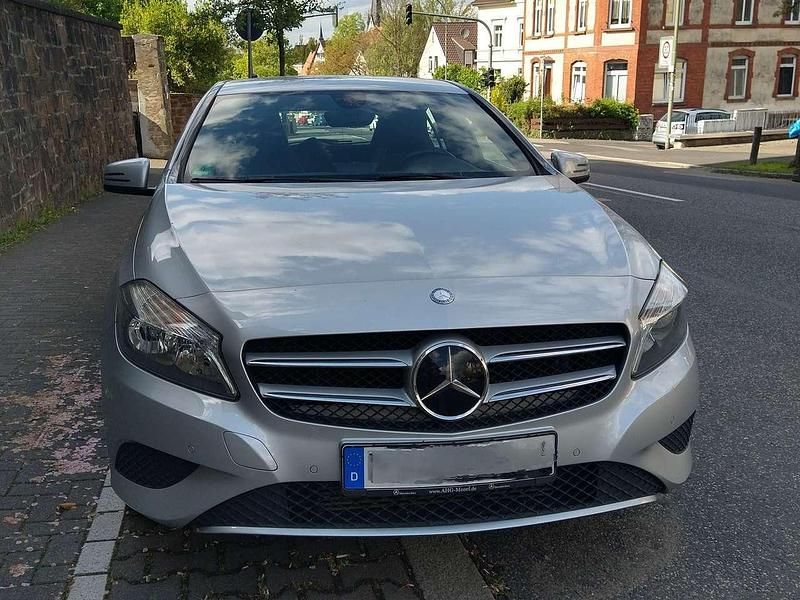 Grau Gebraucht 2015 Mercedes A180 Limousine | 12.600 € (Fairer Preis) - Bild 1/4