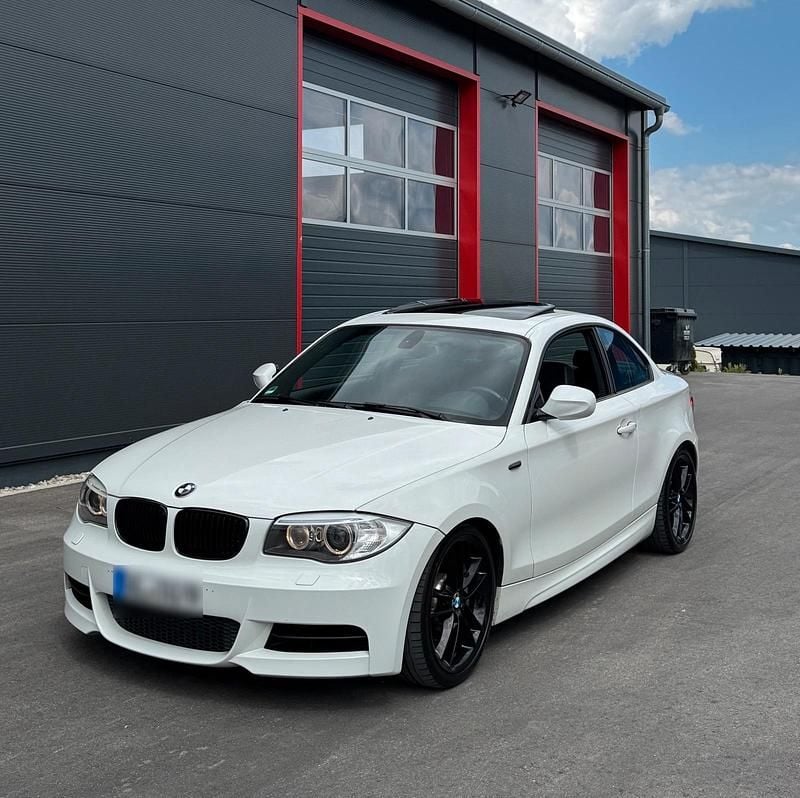 Weiß Gebraucht 2013 BMW 135 Coupé M Performance Coupé | 18.999 € (Fairer Preis) - Bild 1/4
