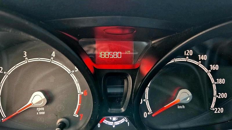 Gebraucht Ford Fiesta Trend 60 PS (44 kW) 2012 Weiß Kleinwagen