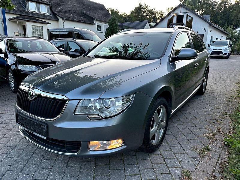 Grau Gebraucht 2012 Skoda Superb Ambition Kombi | 9.790 € (Fairer Preis) - Bild 1/4