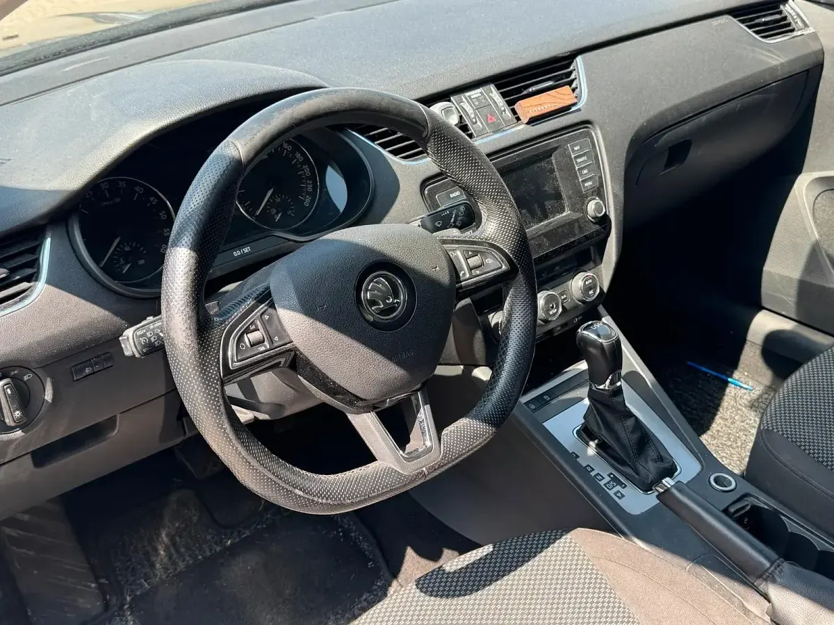 Gebraucht Skoda Octavia 105 PS (77 kW) 2015 Schwarz Kombi