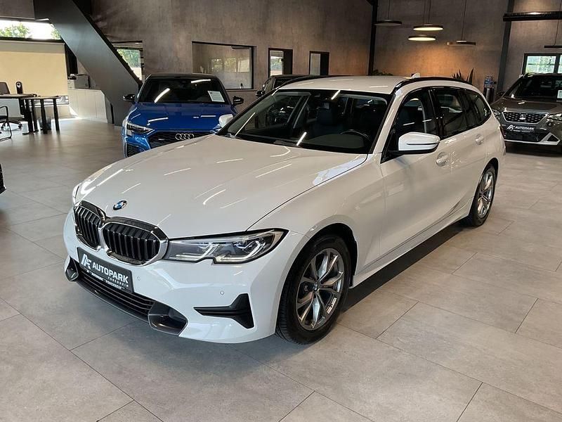 Alpinweiss iii Gebraucht 2022 BMW 320 Sport Line Kombi | 22.980 € (Fairer Preis) - Bild 1/4