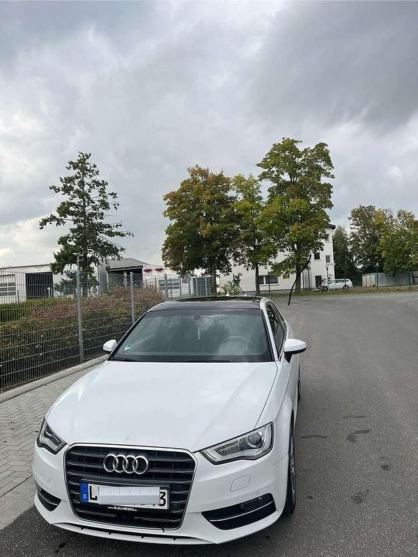 Weiß Gebraucht 2012 Audi A3 Attraction Limousine | 14.000 € (Teuer) - Bild 1/4
