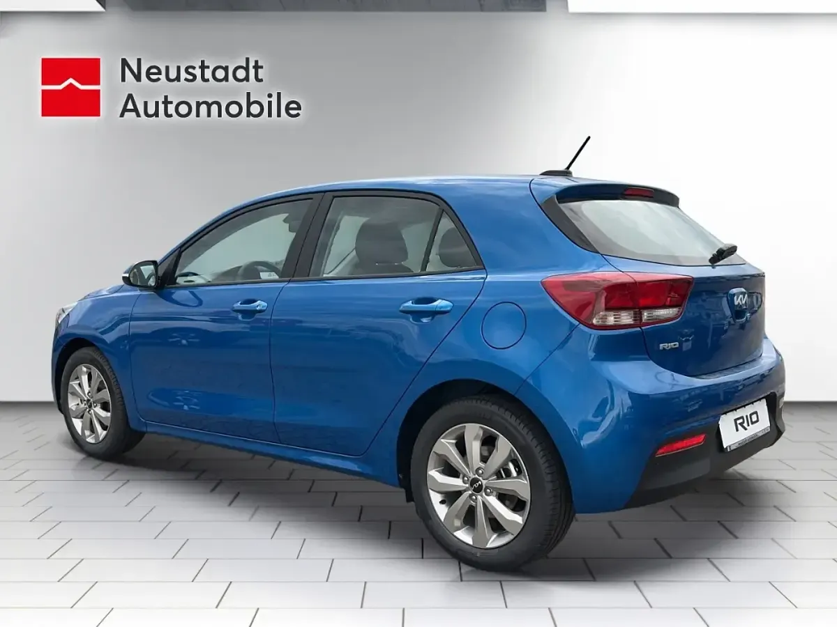 Używany Kia Rio Vision 84 KM (61 kW) 2023 Niebieski Sedan/Limuzyna
