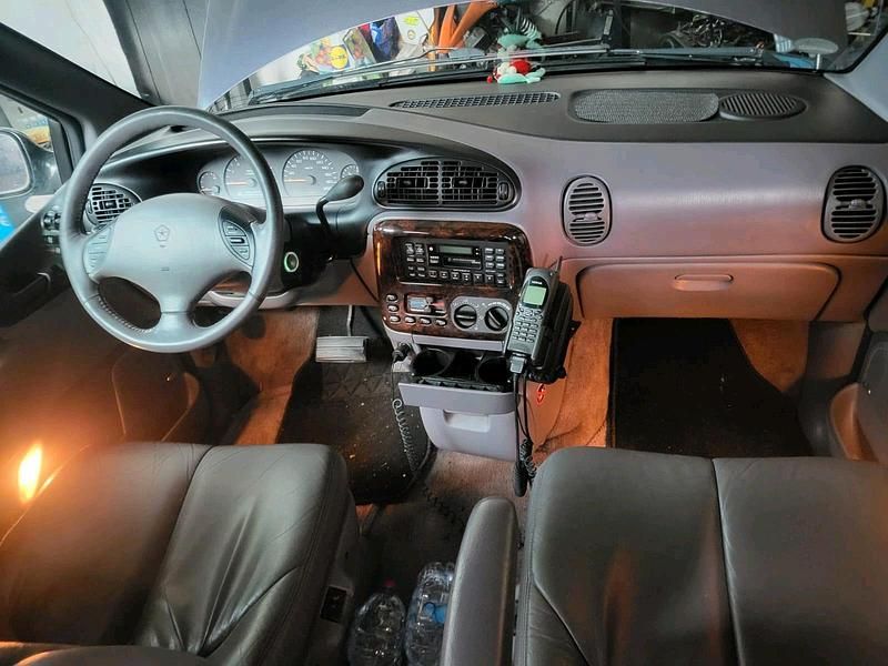 Gebraucht Chrysler Voyager 157 PS (115 kW) 1997 Violet Van / Kleinbus