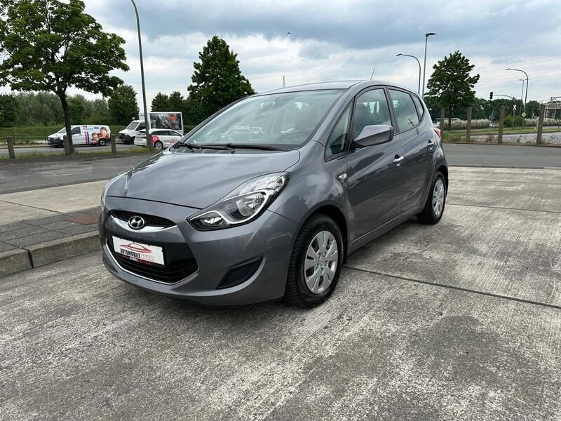 Grau Gebraucht 2014 Hyundai ix20 Van / Kleinbus | 5.390 € (Fairer Preis) - Bild 1/4