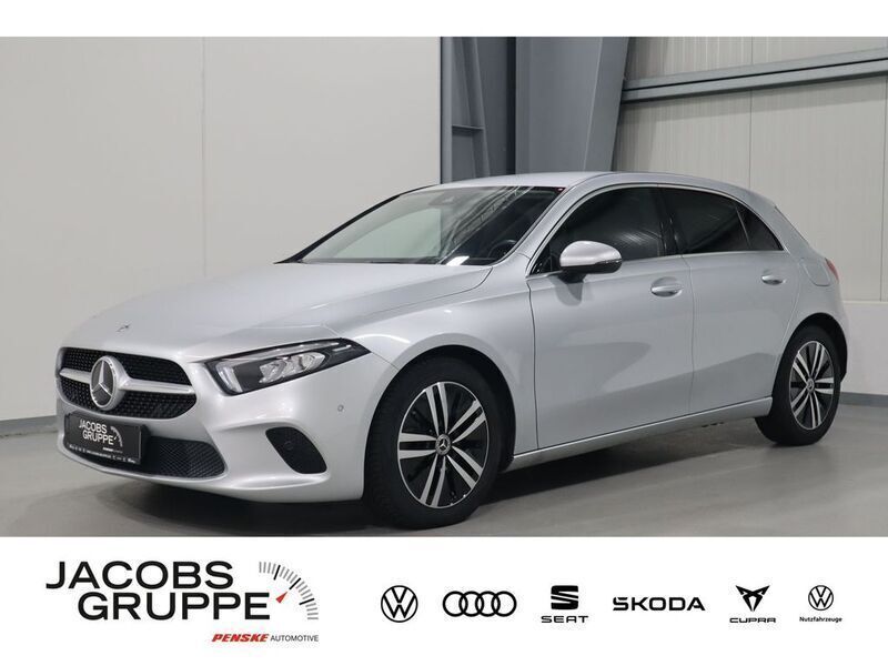Silber Gebraucht 2022 Mercedes A180 Limousine | 21.970 € (Guter Preis) - Bild 1/4