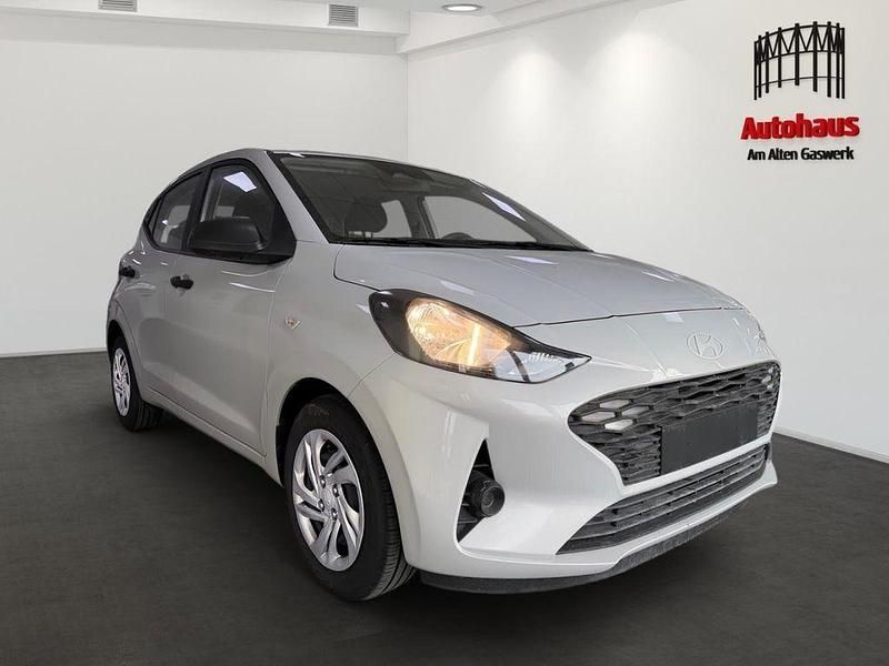 Neu Hyundai i10 63 PS (46 kW) 2025 Grau Kleinwagen