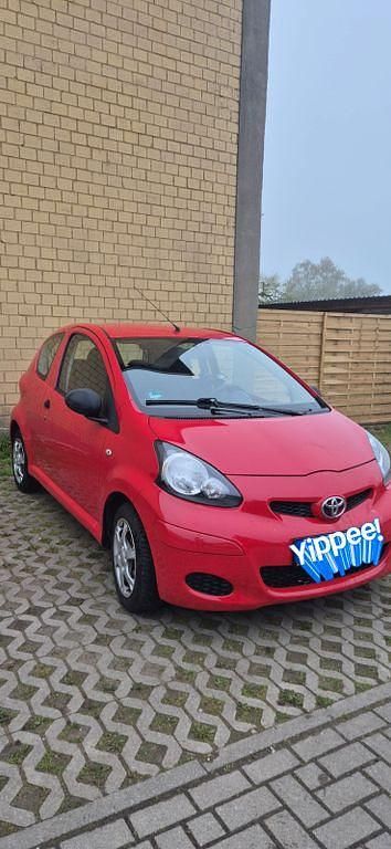 Używany Toyota Aygo 68 KM (50 kW) 2009 Czerwony Hatchback
