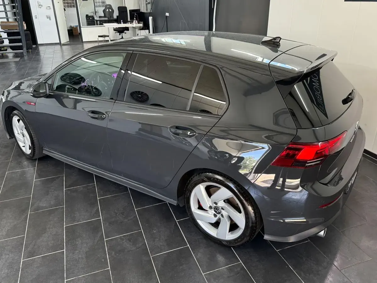 Gebraucht VW Golf VIII GTI 245 PS (180 kW) 2022 Grau Limousine