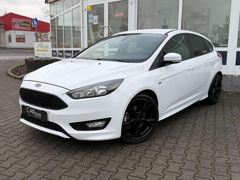 Frostweiß Gebraucht 2017 Ford Focus ST-Line Kleinwagen | 6.990 € (Fairer Preis) - Bild 1/4