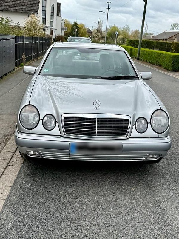 Gebraucht Mercedes E230 150 PS (110 kW) 1996 Silber Limousine