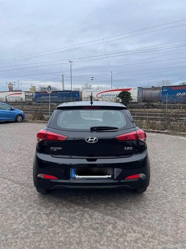 Gebraucht Hyundai i20 Classic 84 PS (61 kW) 2018 Schwarz Kleinwagen