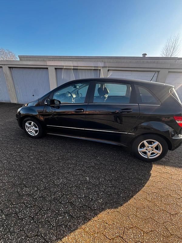 Gebraucht Mercedes B180 116 PS (85 kW) 2010 Schwarz Van / Kleinbus