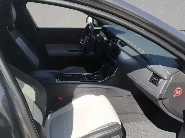 Gebraucht Jaguar XF R-Sport 244 PS (179 kW) 2019 Grau Limousine