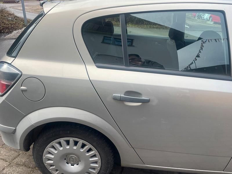 Gebraucht Opel Astra 90 PS (66 kW) 2009 Gold Kleinwagen