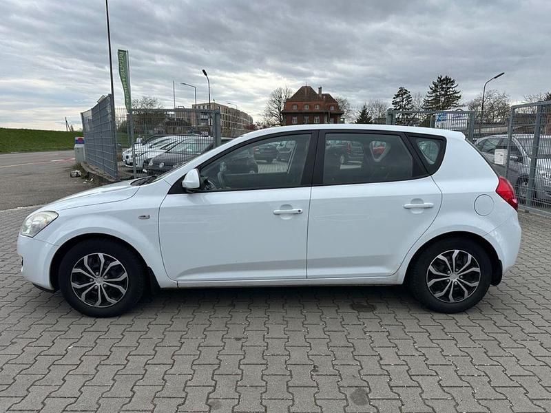 Gebraucht Kia Ceed 109 PS (80 kW) 2009 Weiß Kleinwagen