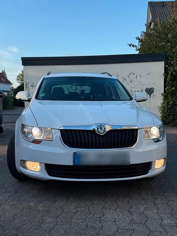 Weiß Gebraucht 2013 Skoda Superb Kombi | 10.000 € (Teuer) - Bild 1/4