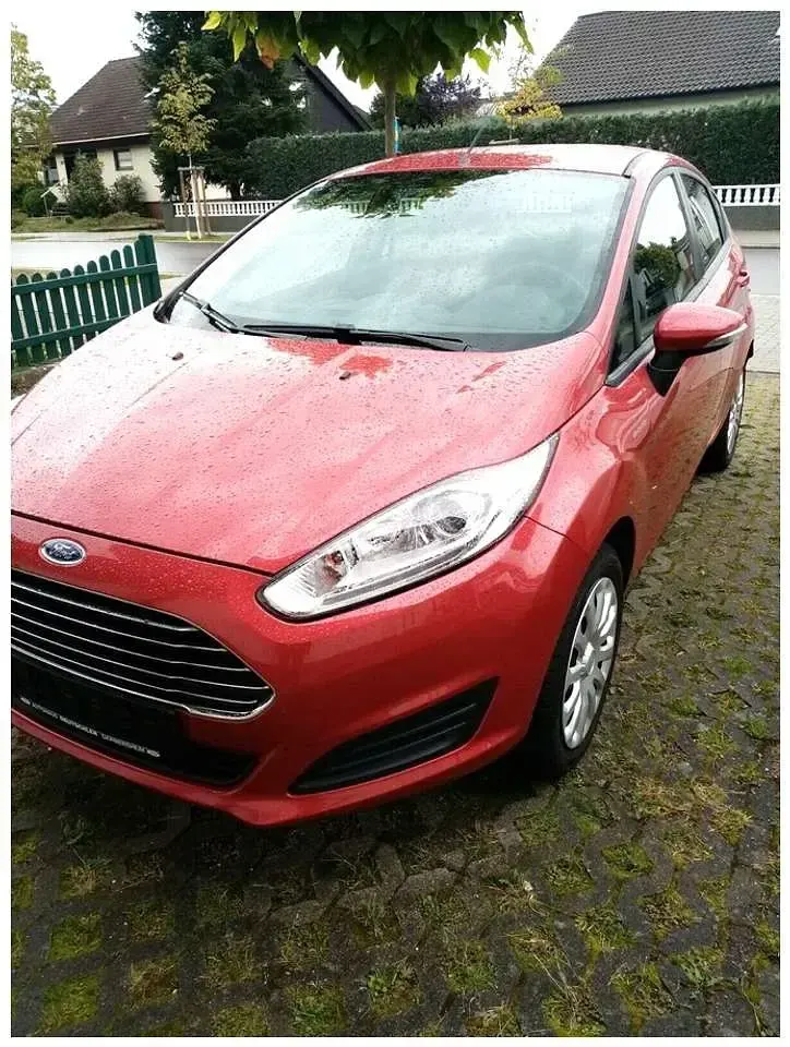 Gebraucht Ford Fiesta Ambiente 60 PS (44 kW) 2016 Rot Kleinwagen