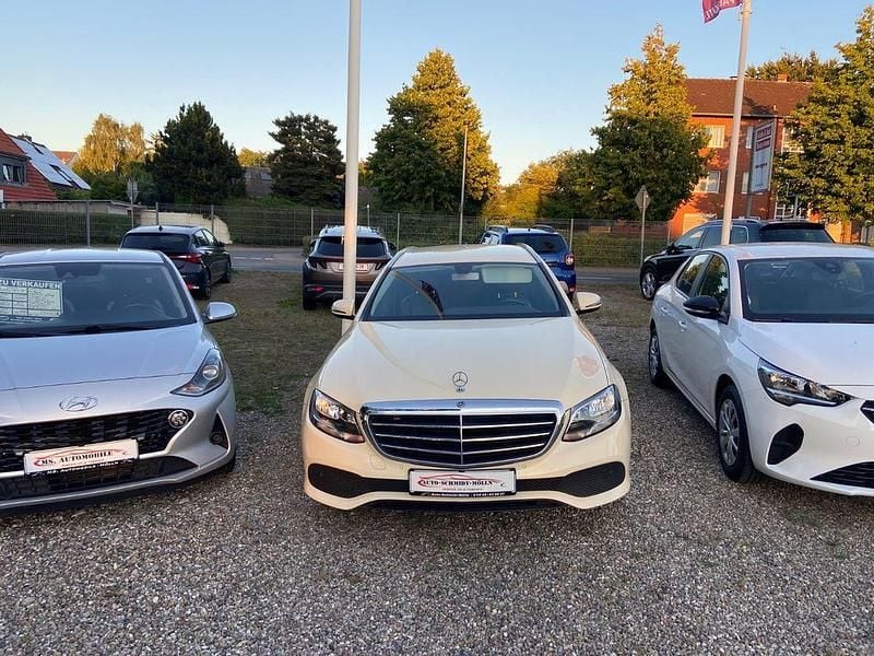 Hellelfenbein Gebraucht 2019 Mercedes E220 Kombi | 16.990 € (Superpreis) - Bild 1/4