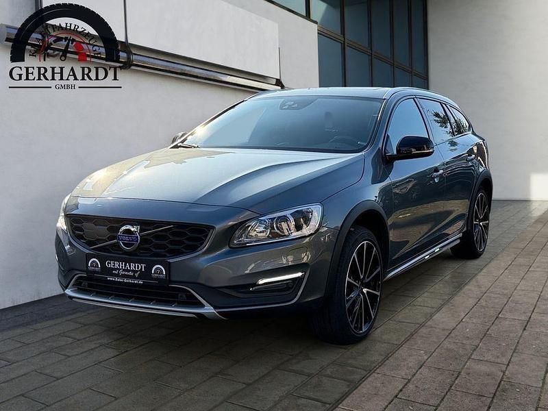 Grau Gebraucht 2018 Volvo V60 CC Pro Kombi | 19.980 € (Guter Preis) - Bild 1/4
