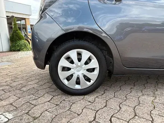 Gebraucht Toyota Yaris Life 100 PS (73 kW) 2013 Marlingrau metallic Kleinwagen