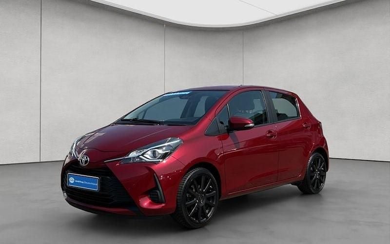 Rot Gebraucht 2017 Toyota Yaris Comfort Limousine | 9.390 € (Fairer Preis) - Bild 1/4