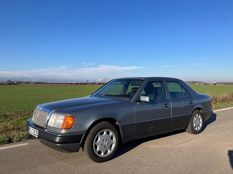 Grau Gebraucht 1992 Mercedes E230 Limousine | 3.450 € - Bild 1/4