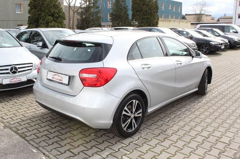Gebraucht Mercedes A180 Style 122 PS (89 kW) 2014 Silber Limousine