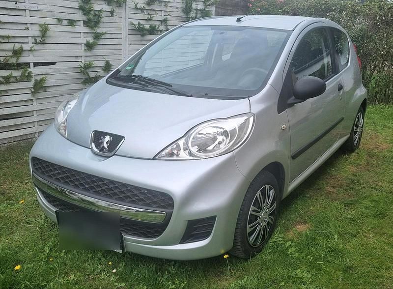 Silber Gebraucht 2009 Peugeot 107 Kleinwagen | 2.300 € (Fairer Preis) - Bild 1/4