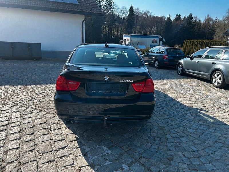 Gebraucht BMW 320 184 PS (135 kW) 2010 Schwarz Limousine