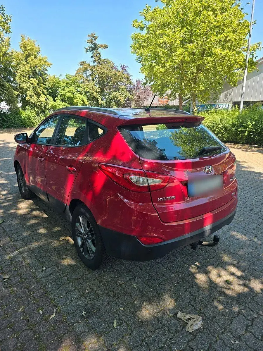 Gebraucht Hyundai ix35 Trend 166 PS (122 kW) 2015 Rot SUV