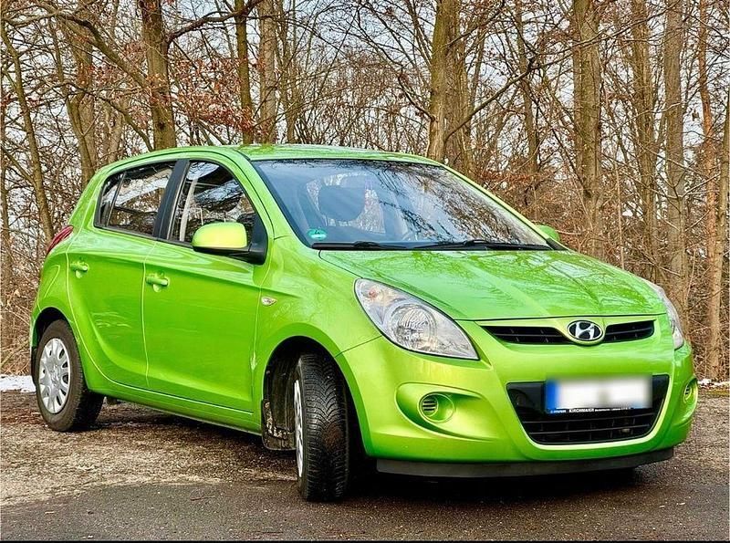Grün Gebraucht 2012 Hyundai i20 Classic Limousine | 2.999 € (Guter Preis) - Bild 1/4