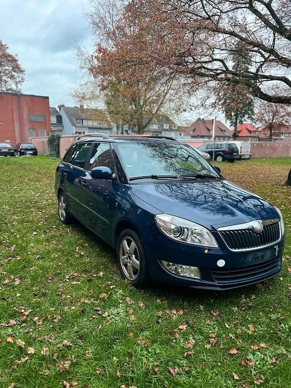 Blau Gebraucht 2010 Skoda Fabia Kleinwagen | 2.800 € (Fairer Preis) - Bild 1/4
