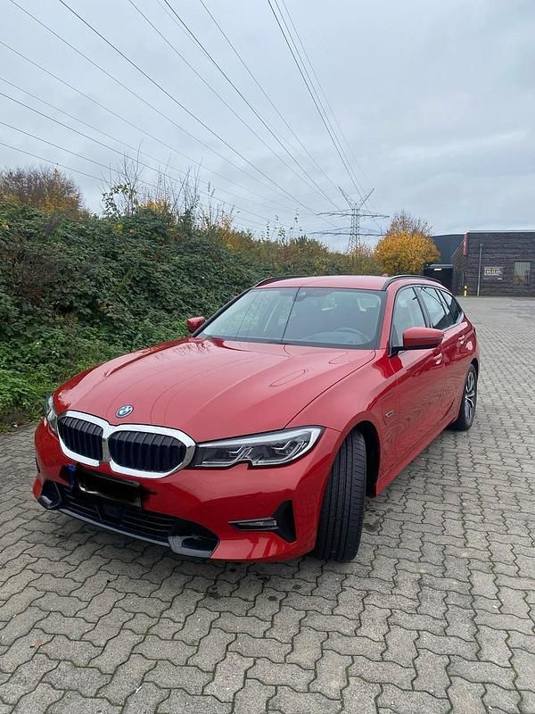 Rot Gebraucht 2022 BMW 320e Sport Line Kombi | 29.299 € - Bild 1/4