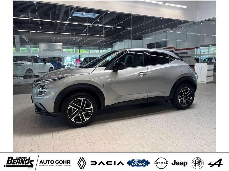 Silver metallic (ky0g) Gebraucht 2024 Nissan Juke N-Connecta SUV | 22.210 € (Fairer Preis) - Bild 1/4