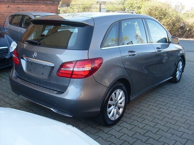Gebraucht Mercedes B180 Style 122 PS (89 kW) 2017 Grau Van / Kleinbus