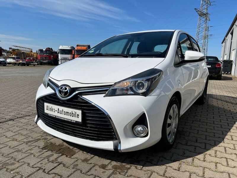 Weiß Gebraucht 2015 Toyota Yaris Limousine | 5.890 € (Fairer Preis) - Bild 1/4