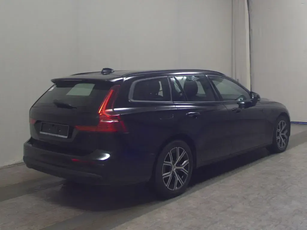 Gebraucht Volvo V60 163 PS (119 kW) 2022 Black solid stone / solid Kombi