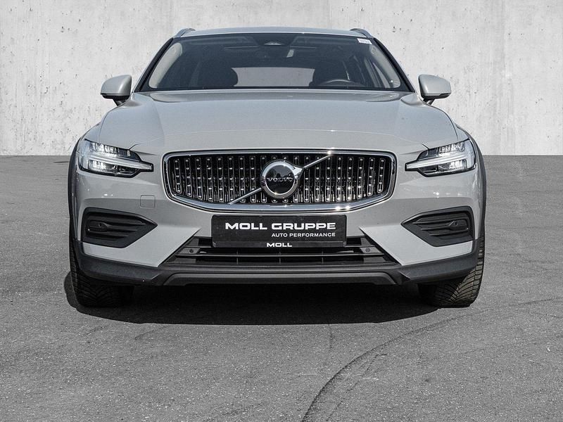 Gebraucht Volvo V60 CC Plus 197 PS (144 kW) 2024 Vapour grey / metallic Kombi