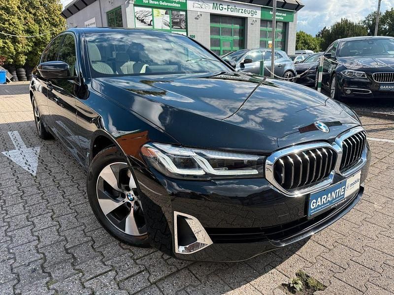 Schwarz ii/bonnet fluid black Gebraucht 2021 BMW 520 Luxury Line Limousine | 31.949 € (Teuer) - Bild 1/4