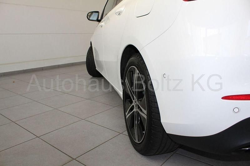 Gebraucht Mercedes B200 Progressive 163 PS (119 kW) 2024 Weiß Van / Kleinbus