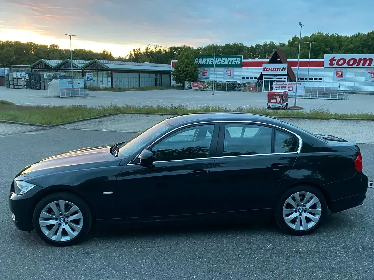 Gebraucht BMW 318 143 PS (105 kW) 2011 Schwarz Limousine