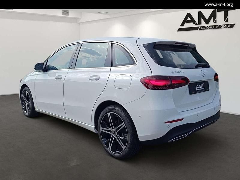 Gebraucht Mercedes B250e Progressive 163 PS (119 kW) 2024 Polarweiß Van / Kleinbus