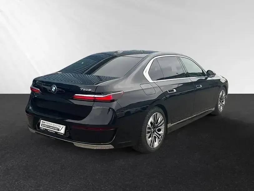 Gebraucht BMW 750e Comfort Edition 489 PS (359 kW) 2025 Saphirschwarz metallic Limousine
