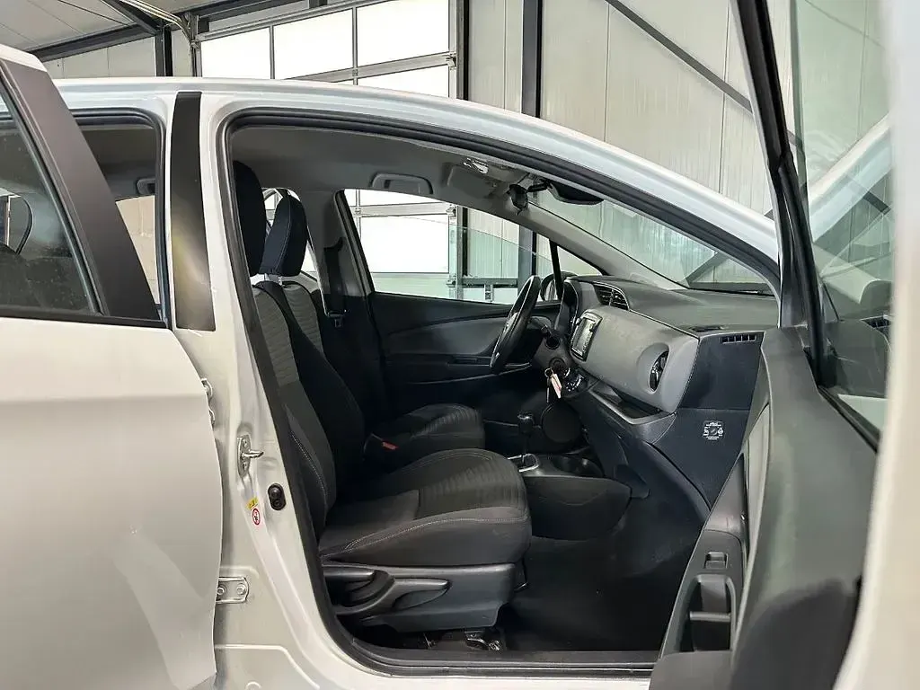 Gebraucht Toyota Yaris Hybrid Active 73 PS (53 kW) 2019 Weiß Limousine