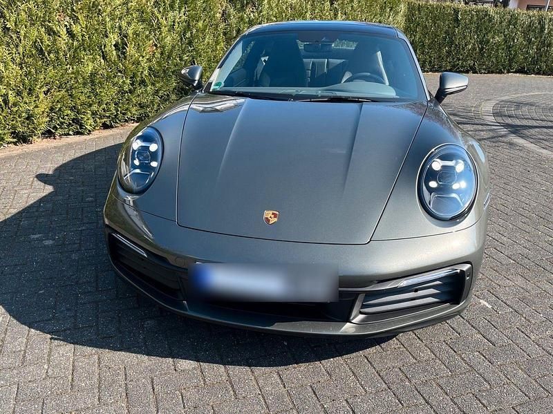 Grün Gebraucht 2023 Porsche 911 Carrera Coupé | 119.992 € (Superpreis) - Bild 1/4